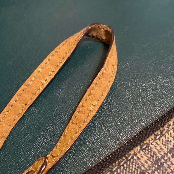 💫 Tignanello Wristlet - Picture 6 of 14